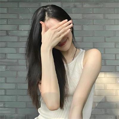 一位站立的人